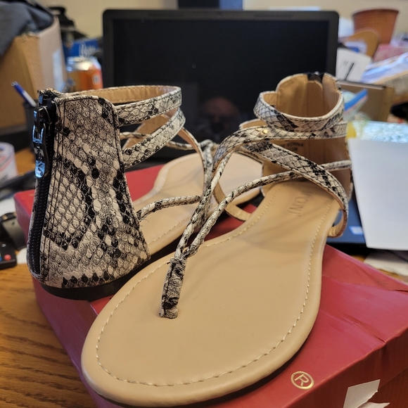 Ladles Sandals - Picture 6 of 9